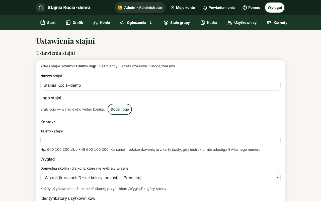 Strona „Ustawienia stajni”: adres stajni z dopiskiem „(niezmienny)” i strefa czasowa, pole „Nazwa stajni”, sekcja „Logo stajni” z przyciskiem „Dodaj logo”, sekcja „Kontakt” z polem „Telefon stajni” i podpowiedzią o numerze, a niżej początek kolejnych sekcji.