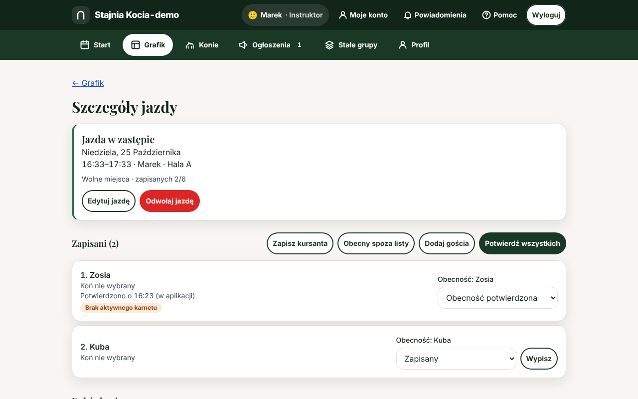 „Szczegóły jazdy” „Jazda w zastępie” z przyciskami „Edytuj jazdę” i „Odwołaj jazdę”, a niżej lista „Zapisani (2)” z przyciskiem „Potwierdź wszystkich”. Przy każdej osobie jest pole „Obecność”; przy Kubie ze statusem „Zapisany” także przycisk „Wypisz”.