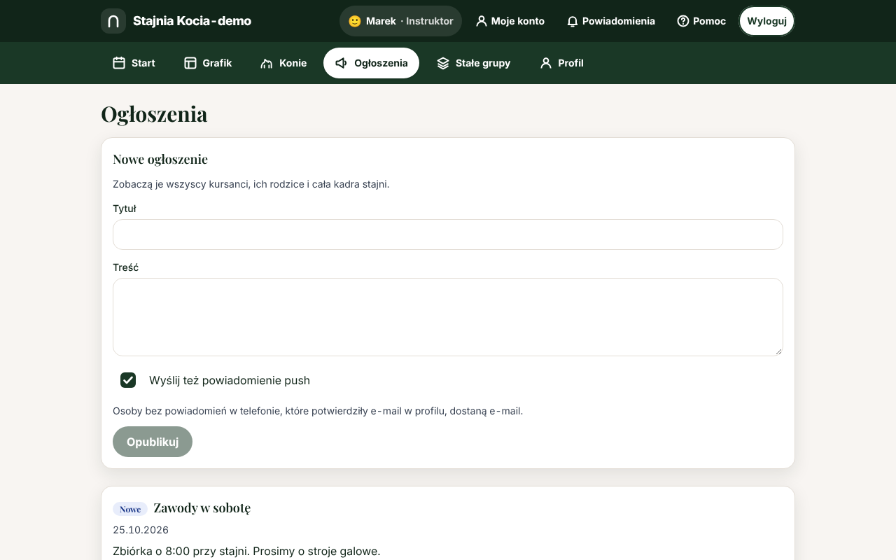 Zakładka „Ogłoszenia” z formularzem „Nowe ogłoszenie”: napis „Zobaczą je wszyscy kursanci, ich rodzice i cała kadra stajni.”, pola „Tytuł” i „Treść”, pole „Wyślij też powiadomienie push” i przycisk „Opublikuj”. Niżej ogłoszenie „Zawody w sobotę” z datą.