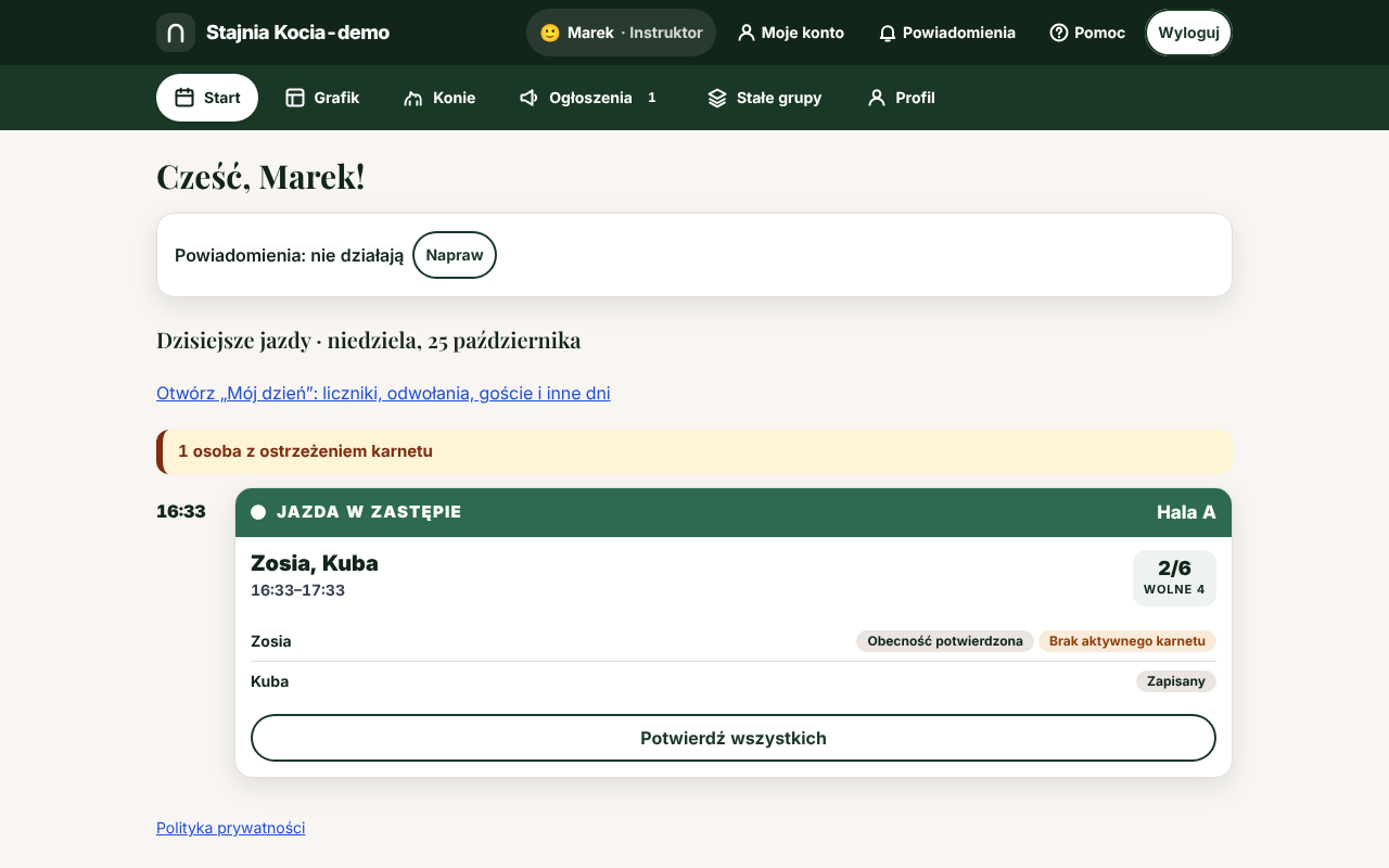Zakładka „Start” instruktora: sekcja „Dzisiejsze jazdy” z jazdą „Jazda w zastępie”, licznikiem „2 / 6 zapisanych”, miejscem Hala A, przyciskiem „Potwierdź wszystkich” i dwiema osobami: Zosia ze statusem „Obecność potwierdzona” i ostrzeżeniem „Brak aktywnego karnetu” oraz Kuba ze statusem „Zapisany”.